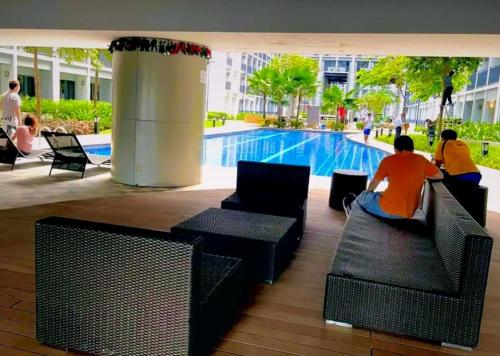 Басейн в Hotel-Like Staycation2 MOA Pasay або поблизу