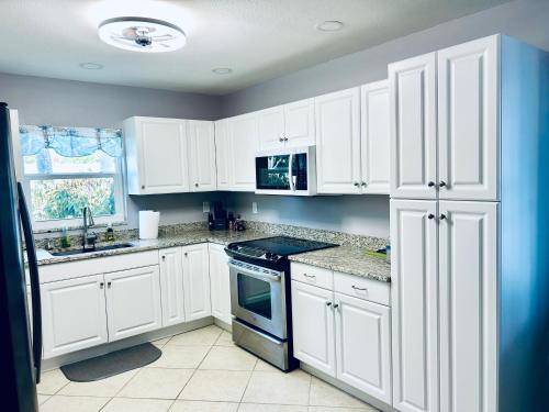 Η κουζίνα ή μικρή κουζίνα στο Venice Oasis Beach Ready Retreat