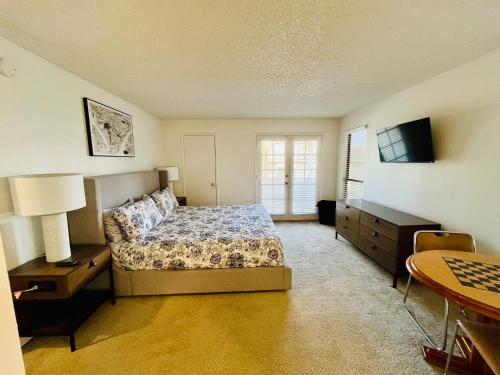 a bedroom with a bed and a desk and a television at Cute 2 Bedroom 2 Bath 2 mile Strip5 in Las Vegas