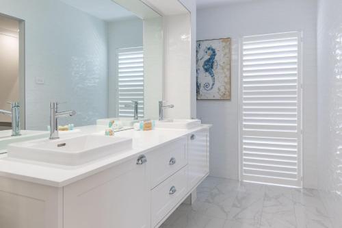 Un baño de 32 Shores Crescent