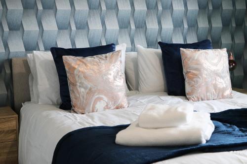 En eller flere senge i et værelse på Large 3 Bedroom Home With Private Driveway Parking - Perfect For Contractors, Families, & Relocators