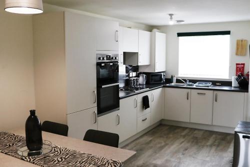 Køkken eller tekøkken på Large 3 Bedroom Home With Private Driveway Parking - Perfect For Contractors, Families, & Relocators