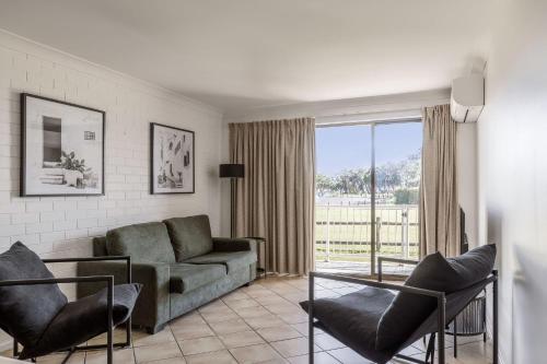 Ruang duduk di Main Beach Apartments