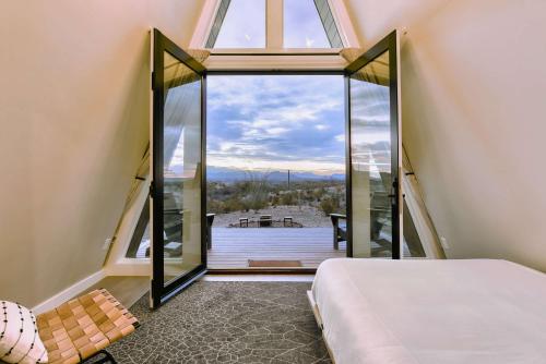 Postel nebo postele na pokoji v ubytování Stardust Big Bend Luxury A-Frame#3 with a fab view