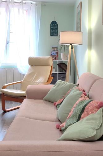 un salon avec un canapé et une lampe dans l'établissement Blois City - Le Petit Louis XII, à Blois