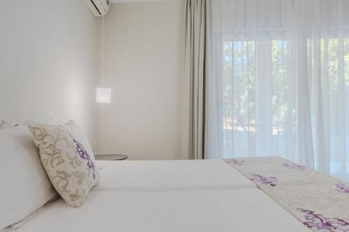 Ένα ή περισσότερα κρεβάτια σε δωμάτιο στο Sunrise Zante - Adults Only Hotel