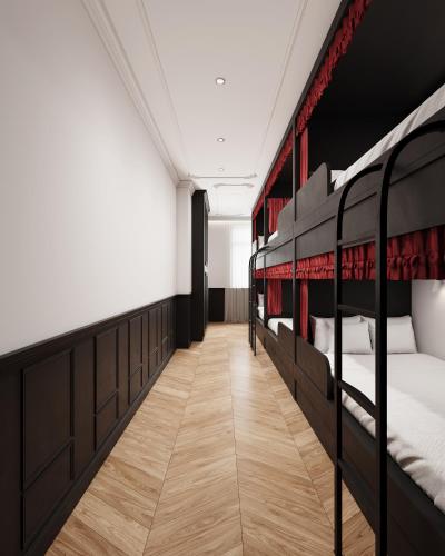 ein Flur eines Schlafsaals mit Etagenbetten in der Unterkunft Hangzhou Jianzhi Erqi Youth Hostel Xihu Branch in Hangzhou