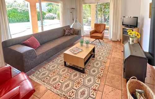 un salon avec un canapé et une table basse dans l'établissement Stunning Home In Prades Sur Vernazobre, à Prades-sur-Vernazobre