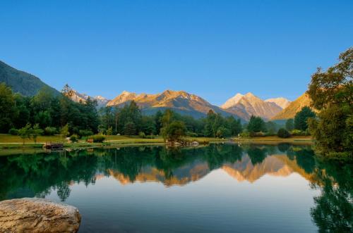 a view of a lake with mountains in the background at Maison Style Chalet 4 étoiles avec Jacuzzi- La Sérénité de Sailhan in Camparan