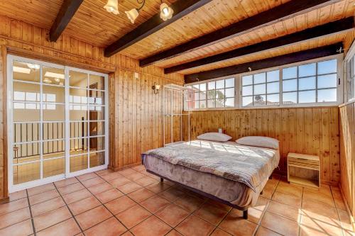 En eller flere senge i et værelse på Eden Rentals Villa Carmen