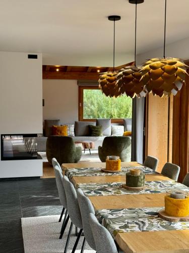 une salle à manger avec une table et des chaises dans l'établissement Chalet du Feug, à Combloux
