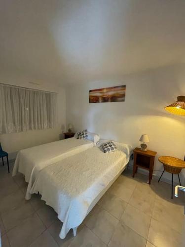 une chambre avec un grand lit dans une pièce dans l'établissement Superbe appartement à 50m de la mer, balcon vue mer, 2 chambres, à Cavalaire-sur-Mer