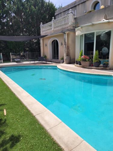une piscine devant une maison dans l'établissement Villa piscine confort, barbecue, à Marseille