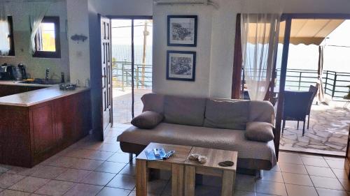 salon z kanapą i stołem w obiekcie Kamari Guesthouse w mieście Keramídhion