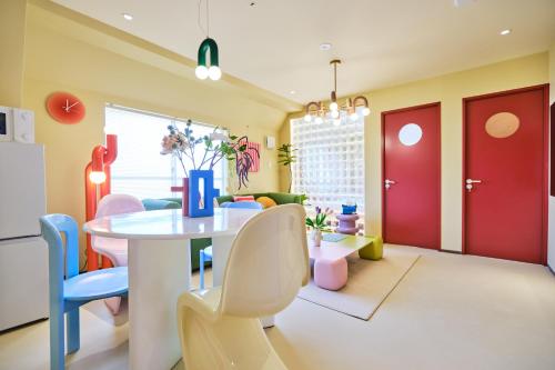 a kitchen and dining room with a table and chairs at 寅ホテル 御徒町 TORA HOTEL Okachimachi in Tokyo