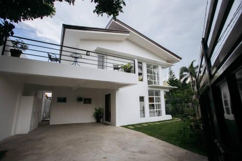 a large white house with a large driveway at Casa Bianca Dumaguete in Bolocboloc