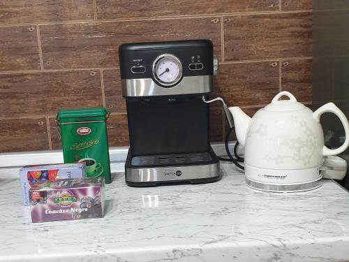 Kemudahan buat kopi dan teh di Chic Flat - 24 H self checkin-free parking in the yard