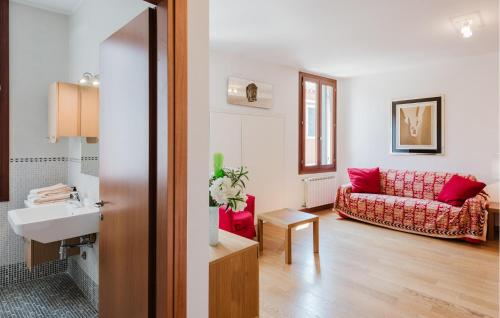 Ruang duduk di Gorgeous Apartment In Venezia With Wifi
