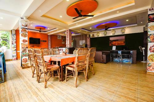 ein Esszimmer mit Tisch und Stühlen in der Unterkunft Via Joaquim Beachside Resort - Nr Tito's Lane, Baga Beach in Baga