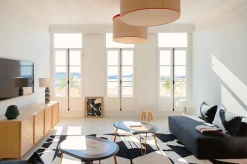 ein Wohnzimmer mit Sofa und Tisch in der Unterkunft Luxury house with pool - Lumio in Lumio