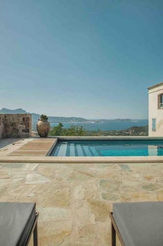 une piscine au milieu d'une maison dans l'établissement Luxury house with pool - Lumio, à Lumio