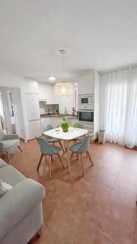 una cucina e una sala da pranzo con tavolo e sedie di Comillas - Urbanización Lagos Azules - Netflix, Prime, Wifi & Free Indoor Parking a Casasola