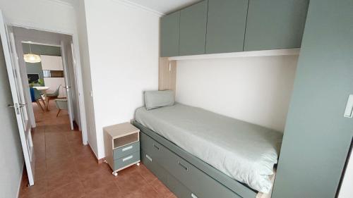 Letto o letti in una camera di Comillas - Urbanización Lagos Azules - Netflix, Prime, Wifi & Free Indoor Parking