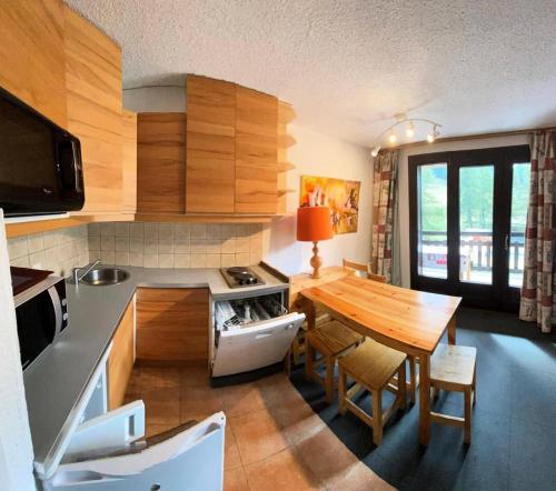une cuisine avec une table en bois et une salle à manger dans l'établissement Résidence Florins - Appartement 4 couchages tout confort situé sur les pistes à Risoul MAE-6851, à Risoul