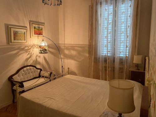a hospital room with a bed and a lamp at Casa d'artista in Empoli