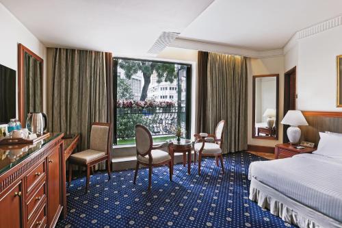Postel nebo postele na pokoji v ubytování The Jesselton Hotel