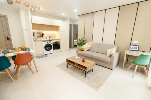 un salon avec un canapé et une table dans l'établissement La Confortable - Spacieux T3 familial 6pers - Bonn'appartts-sur-Seine, à Bonnières-sur-Seine