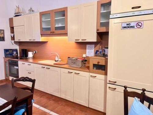 Η κουζίνα ή μικρή κουζίνα στο Alexjean cosy apartment close to beach and Dapia