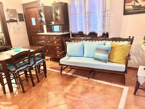 Χώρος καθιστικού στο Alexjean cosy apartment close to beach and Dapia