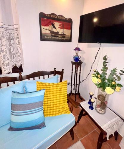 Μια τηλεόραση ή/και κέντρο ψυχαγωγίας στο Alexjean cosy apartment close to beach and Dapia
