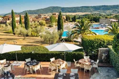 Hotel with swimming pool immersed in the typical Tuscan countryside just 5 minutes from Massa Marittimaの敷地内または近くにあるプール