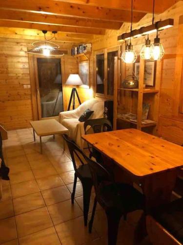 un salon avec une table et un canapé dans l'établissement Chalet les Minés - Hautes Vosges, à Plainfaing