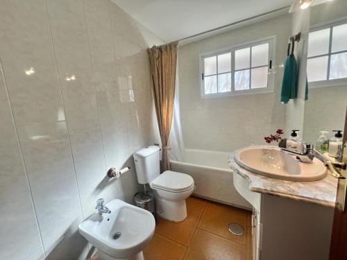 a bathroom with a toilet and a sink at Escapada Bellavista 10 in Becerril de la Sierra