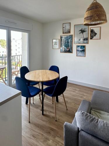 un salon avec une table et des chaises dans l'établissement L intemporel, à Saint-Sébastien-sur-Loire