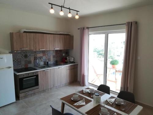 Kuchyň nebo kuchyňský kout v ubytování Comfortable Apartment Close to the Airport