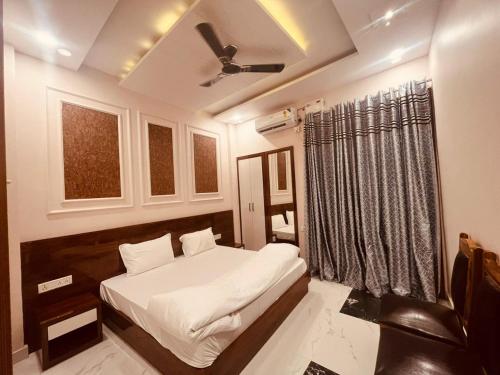 a bedroom with a bed and a window at Hotel Ram Anandam Inn in Faizābād
