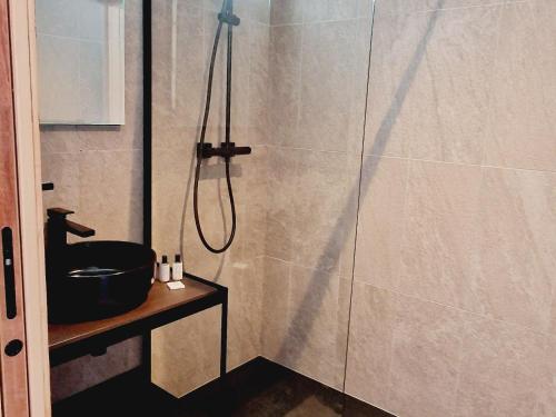 une salle de bain avec douche et lavabo dans l'établissement Chalet neuf 2024 pour 12 pers. avec jacuzzi, ski-room et parking à La Plagne - FR-1-755-15, à Aime La Plagne