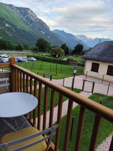 Ossau T2 5 personnes tt confort climatisation piscine linge de maison inclus moustiquaires vue montagne plein sud