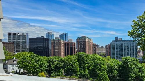 a view of a city skyline with tall buildings at Cozy Homeva Battle Hill WP in White Plains