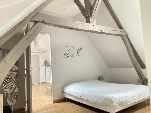 - une chambre mansardée dans l'établissement A&J COSY - Neuvy sur Loire - Guédelon, à Neuvy-sur-Loire