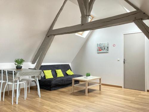 un salon avec un canapé et une table dans l'établissement A&J COSY - Neuvy sur Loire - Guédelon, à Neuvy-sur-Loire