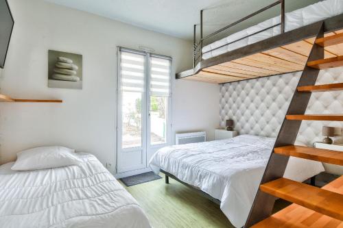 En eller flere senge i et værelse på À 450m de la plage, appartement pour 4