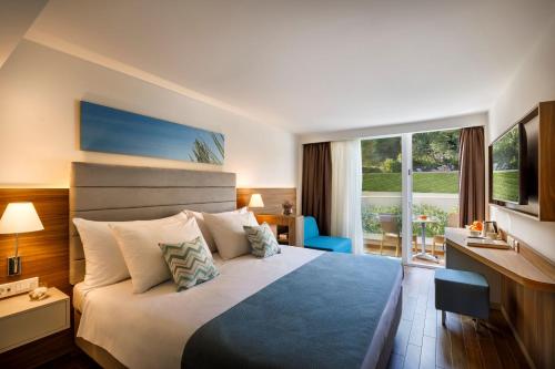 Postel nebo postele na pokoji v ubytování Valamar Bellevue Resort