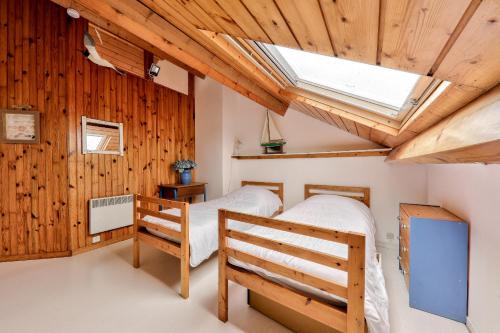 - une chambre avec 2 lits superposés et une lucarne dans l'établissement Appart à 100m des plages du Fogeo et Kerjouanno, à Arzon