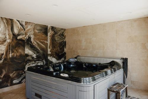 a kitchen with a stove top in a room at Füzeskerti Apartmanház in Békésszentandrás