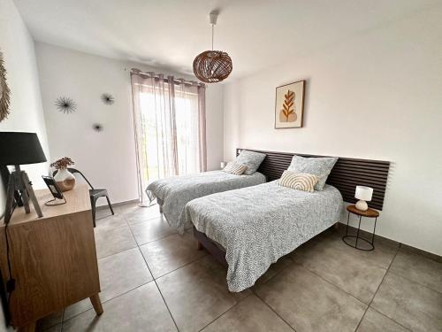 une chambre avec deux lits et un canapé dans l'établissement Guedins'House, à Bonifacio